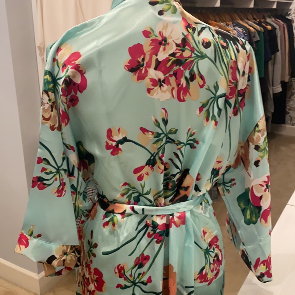 NWOT - Kimono Style Floral Pale Blue Robe With Pockets (M/L size)